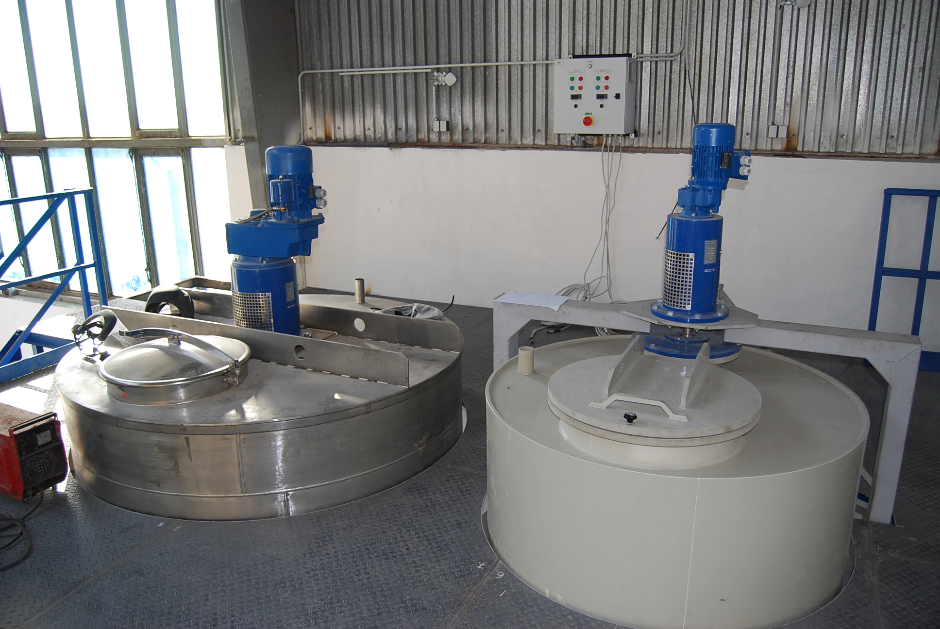 Kotel s míchadlem pro výrobu aviváže